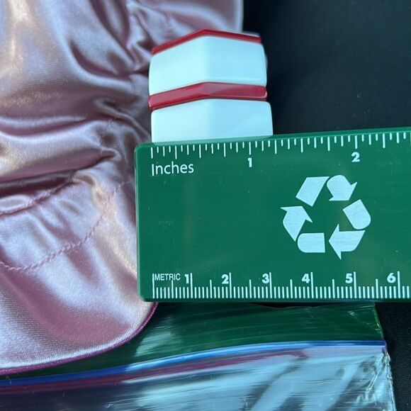 1980s White and Red Stripe Candycane Lucite Tile Stretch Bangle Bracelet - Picture 6 of 9